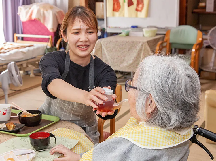 介助する女性